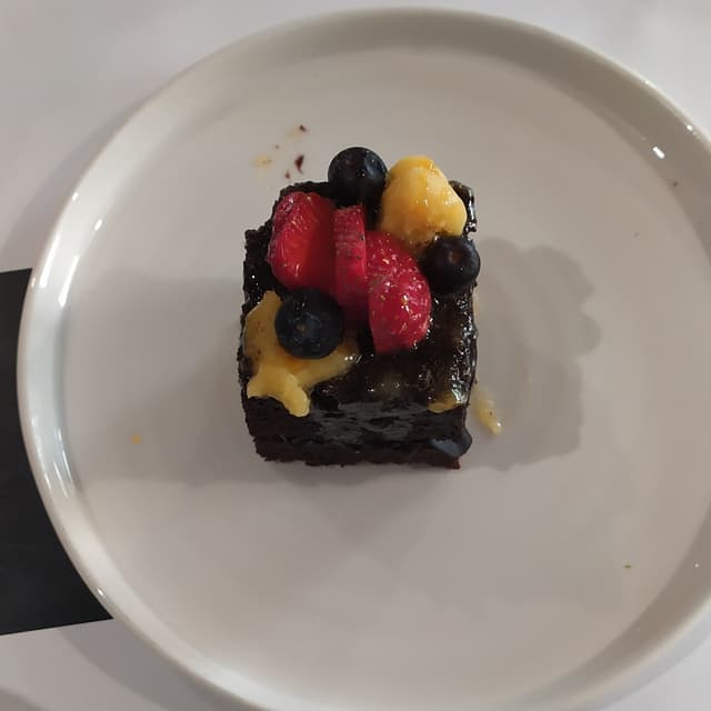 Foto del plato “Tarta Brooklyn. Bizcocho vegano de chocolate al almíbar de plátano con crema Brooklyn y frosting de crema de naranja”