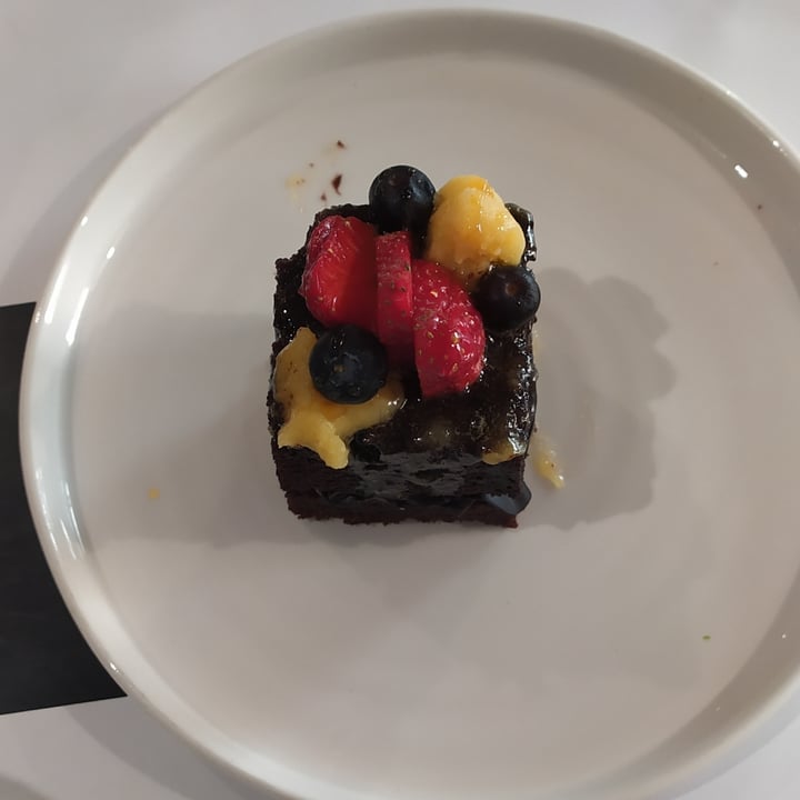photo of Restaurante Oslo Tarta Brooklyn. Bizcocho vegano de chocolate al almíbar de plátano con crema Brooklyn y frosting de crema de naranja shared by @rominaguch on  21 Mar 2021 - review
