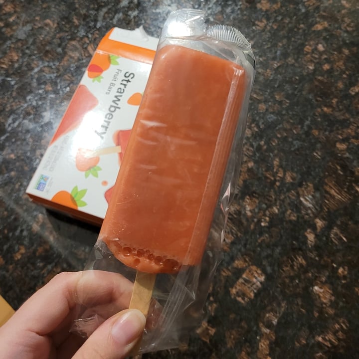 photo of 365 Whole Foods Market strawberry fruit bars shared by @yourfriendjen on  03 Dec 2022 - review