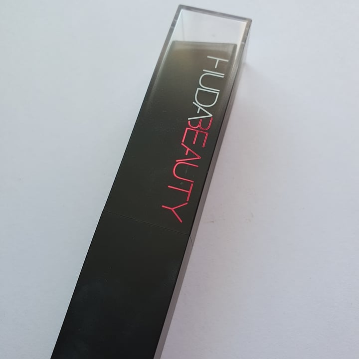 review photo of Huda Beauty #Fauxfilter Skin Finish shared by @abvalentim on 10 Jul 2021 - review