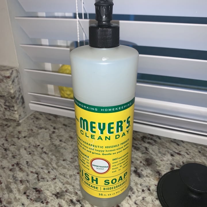 review photo of Mrs. Meyer's Clean Day Dish Soap - Honeysuckle scent shared by @porschesimone on 23 Dec 2020 - review
