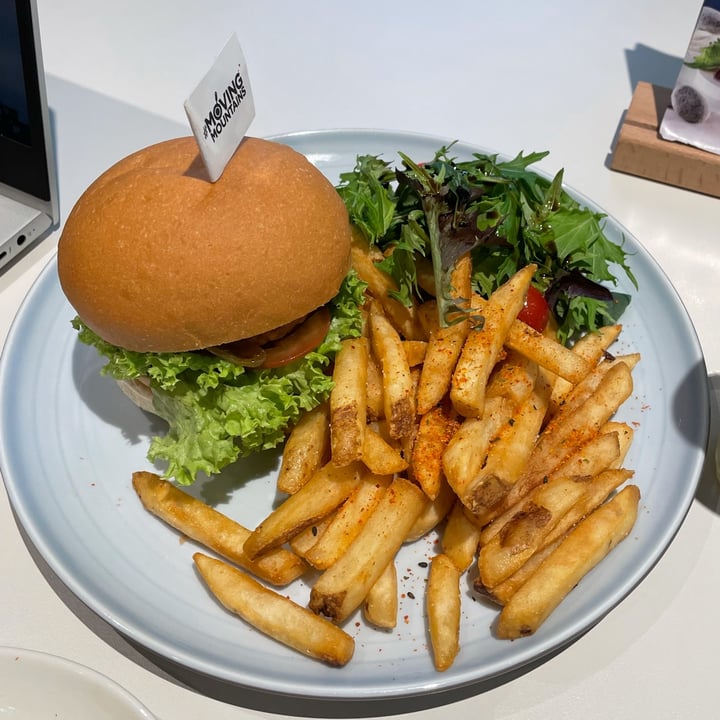 photo of Green Common Singapore Rendang Burger shared by @janelleabigail on  15 Nov 2021 - review