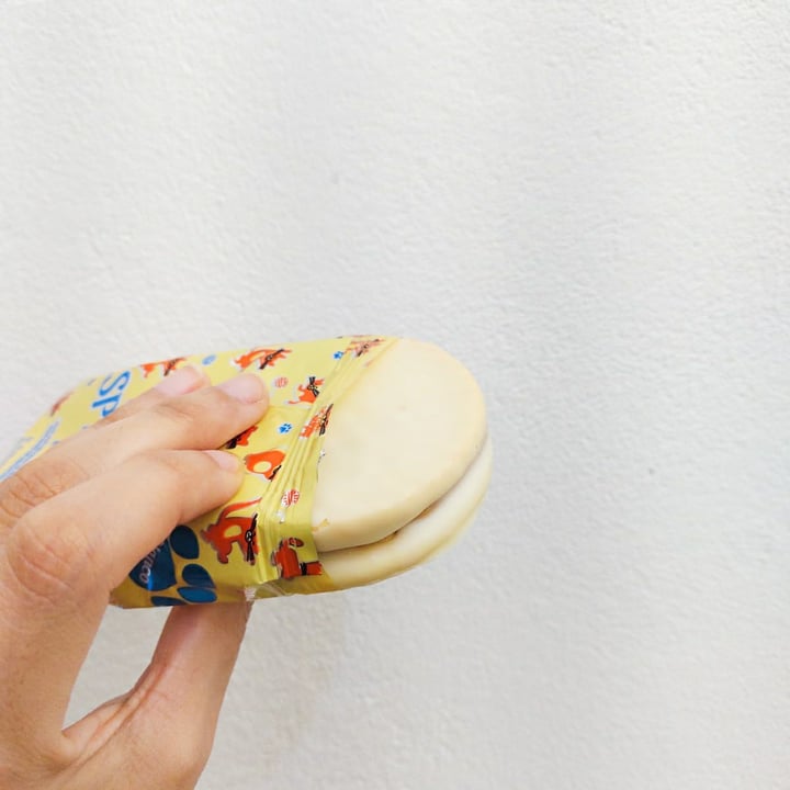 review photo of Un Rincón Vegano Especismo Cero Alfajor Relleno De Mani Con Baño De Repostería Blanco shared by @isabella05 on 11 Mar 2022 - review