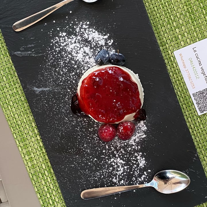 photo of Sopra la panca Panna cotta shared by @infraspecie on  27 Mar 2022 - review