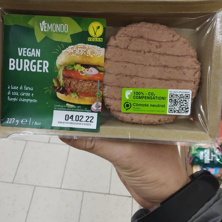 photo of Vemondo Vegan Burger a base di farina di soia, carote e funghi champignon shared by @loveforanimals on  20 Mar 2022 - review