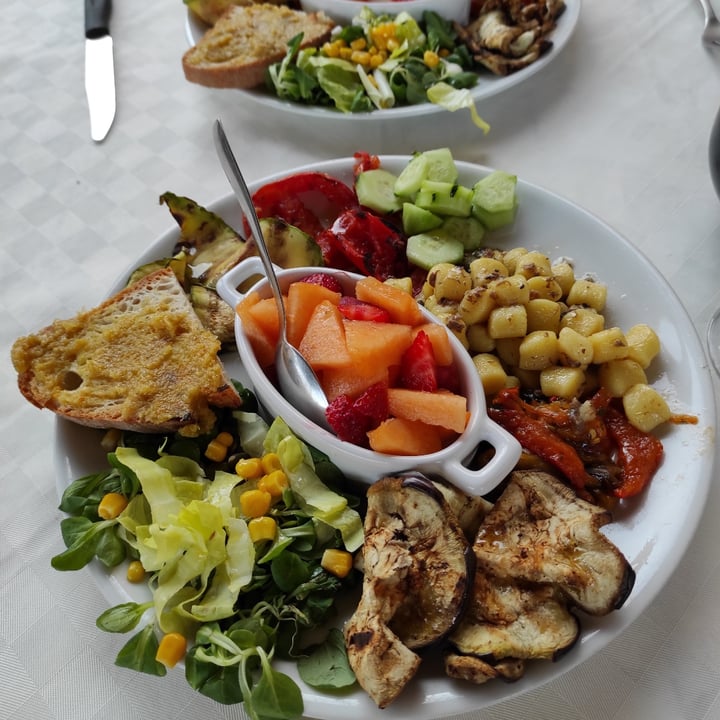 photo of Una Terrazza in Toscana (Temporarily closed) Vegan platter / Piatto vegano shared by @tuscanvegan on  10 Jul 2021 - review