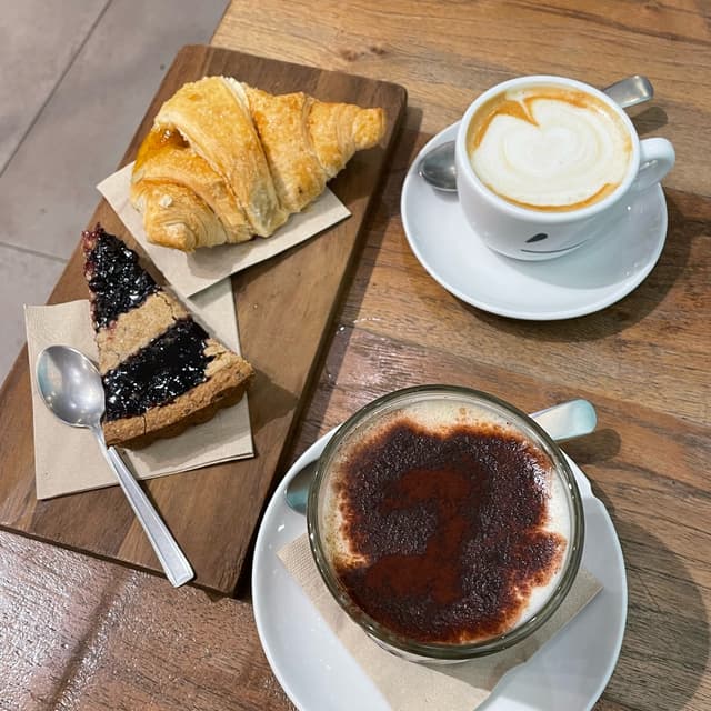 菜肴“Crostata vegana sambuco e lampone”的照片