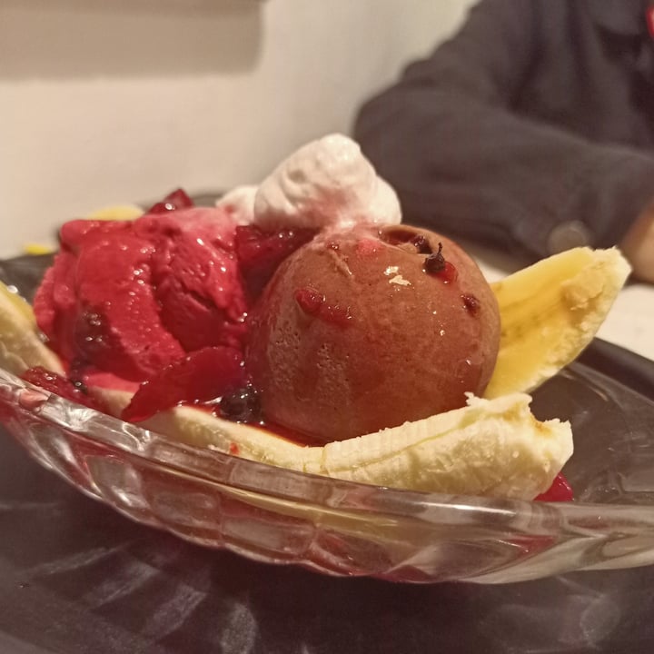 photo of Iom Plant-Based Food 36 Banana Split shared by @gissellearthling on  20 Sep 2022 - review