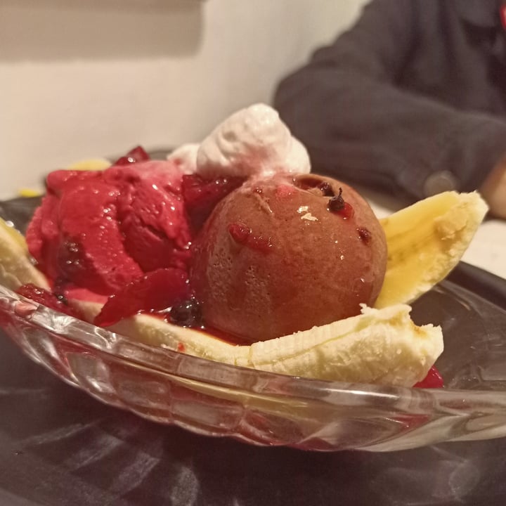 photo of iOm Cocina Plant-Based Banana Split shared by @gissellearthling on  20 Sep 2022 - review