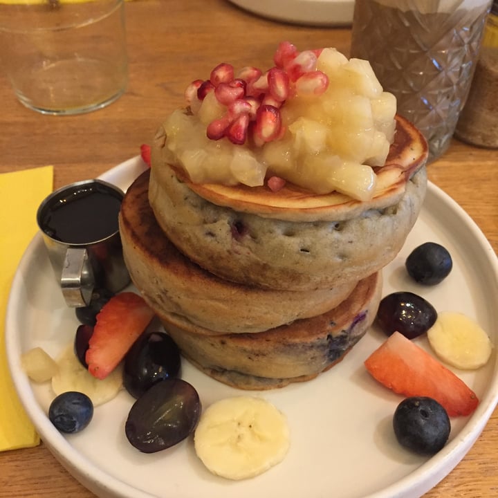 photo of Sunny Side Up Vegan Blueberry Pancakes shared by @maddalenafranzini on  15 Nov 2022 - review