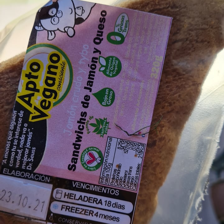 photo of Apto Vegano Consciente Sandwich De Jamon Crudo Y Queso shared by @cembogonzalo on  27 Oct 2021 - review