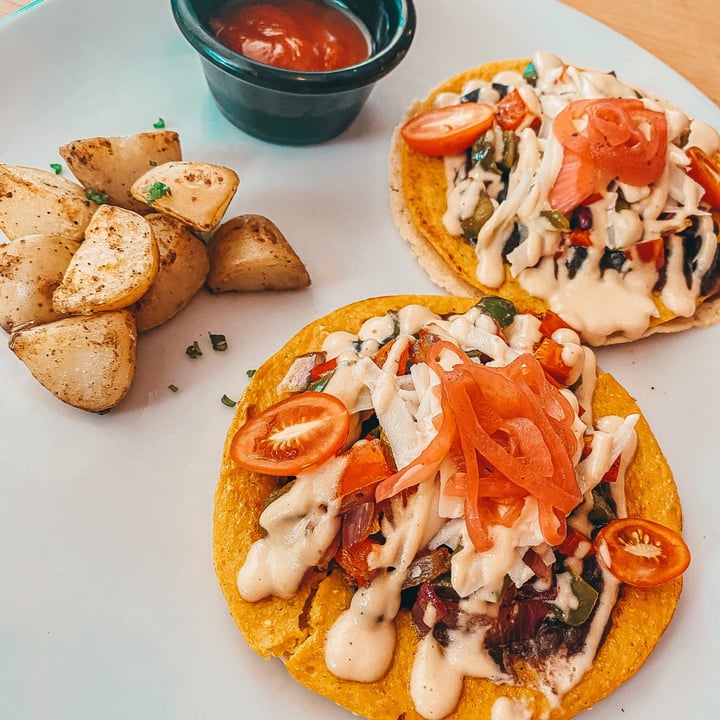 review photo of The Pitted Date Vegan Restaurant, Bakery and Café Huevos Racheros shared by @veganosrecomiendo on 31 Oct 2020 - review