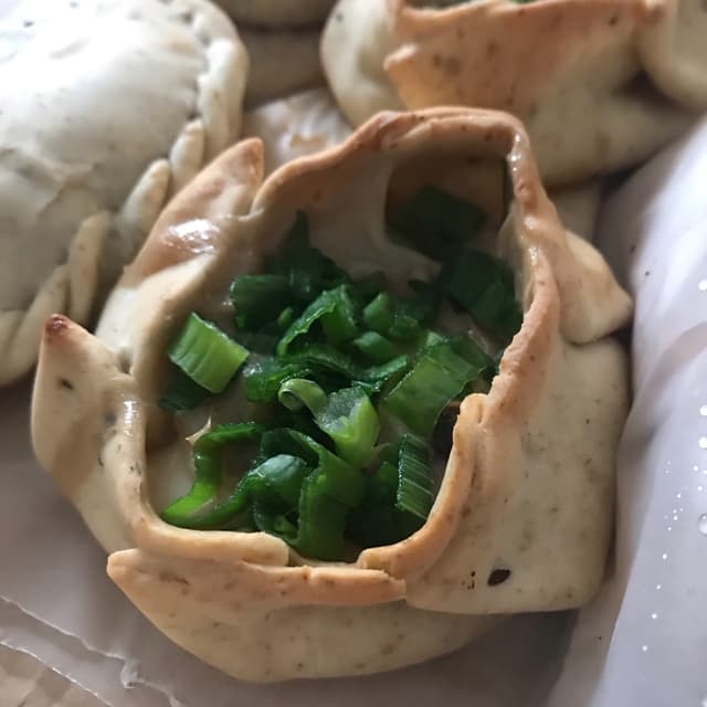 Foto do prato “Canastita de champiñones y verdeo”