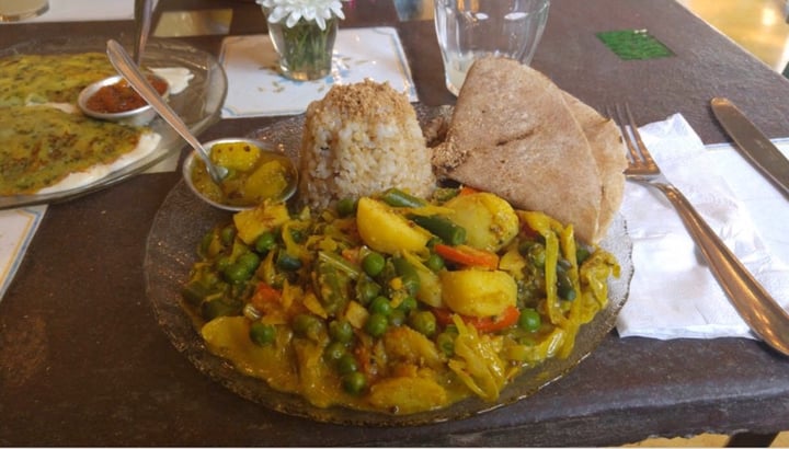 photo of Krishna Veggie Curry de papa y arvejas shared by @yvechita03 on  02 Dec 2019 - review