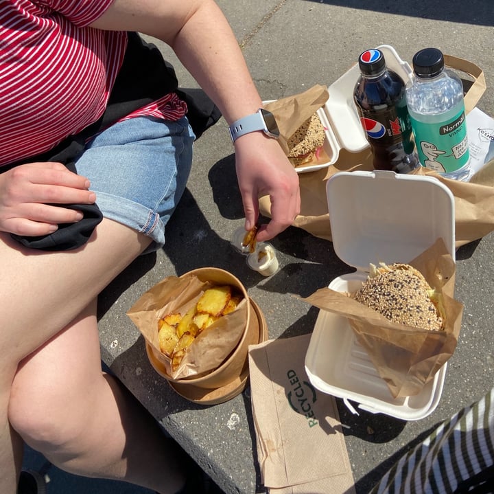 photo of Café Kosmos Kosmos Burger shared by @veganmarshmallow on  27 Apr 2020 - review