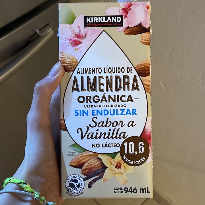 photo of Kirkland Signature Leche de almendras shared by @denischavez1 on  21 Feb 2022 - review