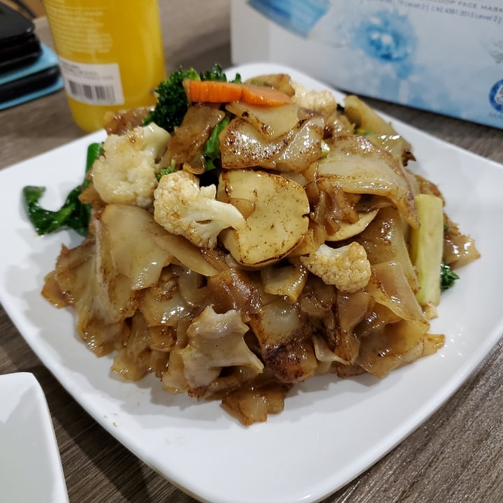 photo of Thai Vegetarian Food Dry Fried Thai Flat Noodles shared by @moosewong on  01 Dec 2022 - review