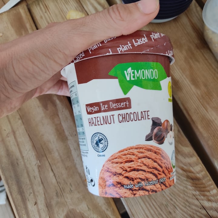 photo of Vemondo  Vegan Ice Dessert Hazelnut Chocolate  shared by @fredoomfortheanimals on  10 Aug 2022 - review
