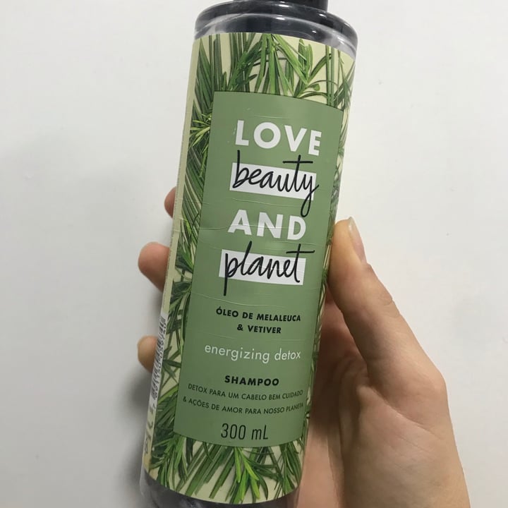 photo of Love Beauty and Planet Óleo de Melaleuca & Vetiver Energizing Detox Shampoo shared by @solchuss on  16 Jun 2021 - review