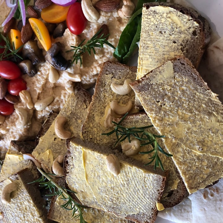 photo of The Village De'Vine Hummus platter shared by @melvdm on  20 Jul 2021 - review