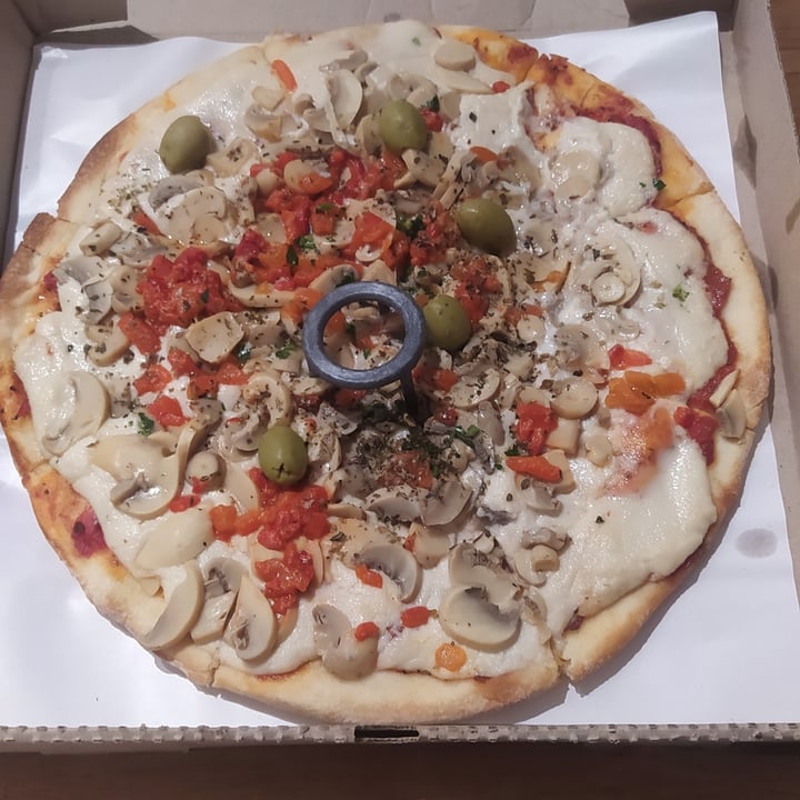 photo of Pizzeria El Golpe Pizza de champignones shared by @emanuelo on  20 Nov 2021 - review