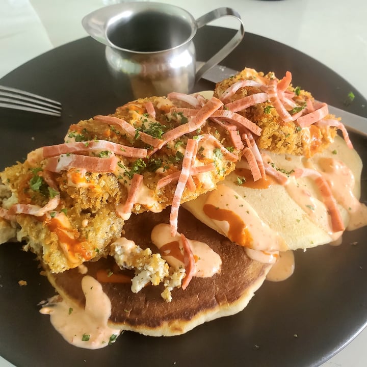 photo of The Green Edge Southern crispy chickn pancake shared by @itsjustmel on  20 Nov 2022 - review