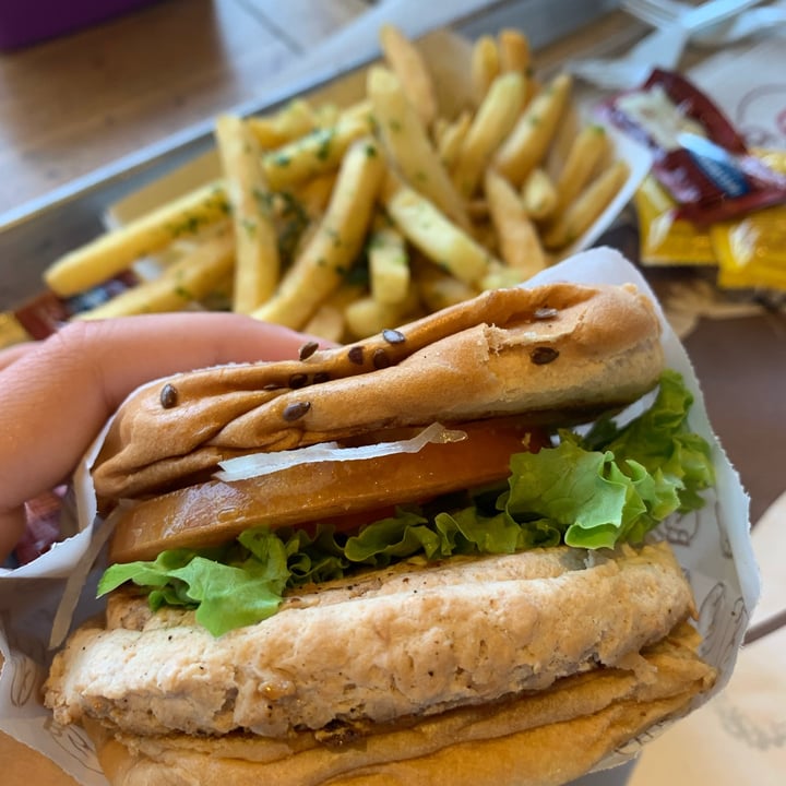 photo of Burger 54 Chicken Sandwich shared by @victorialopez on  07 Oct 2021 - review