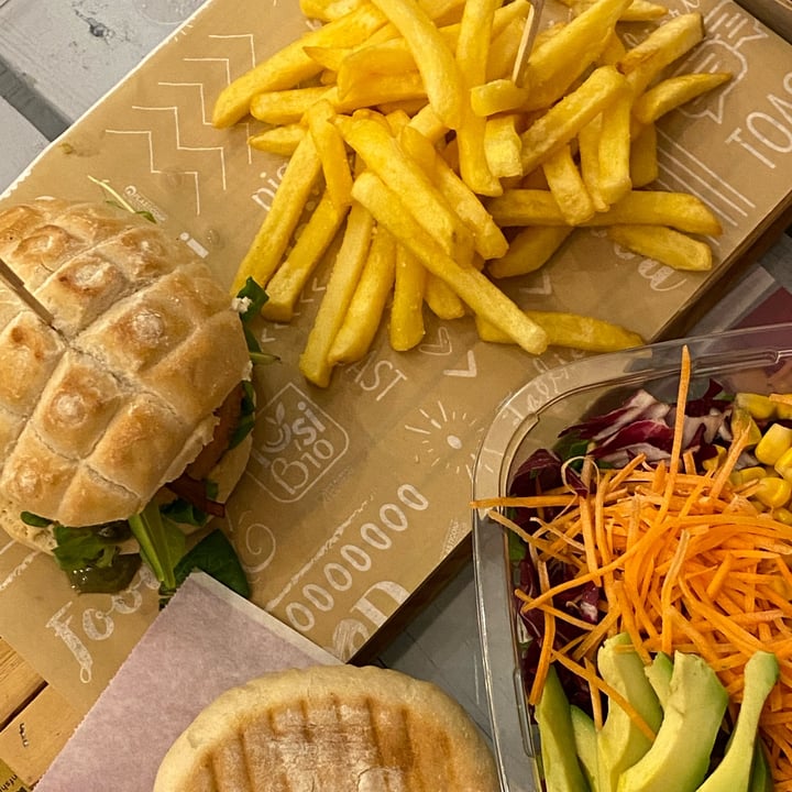 photo of Cuore Fresco Catania (Piazza Duomo) Vegan burger shared by @vybesarah on  11 Oct 2021 - review