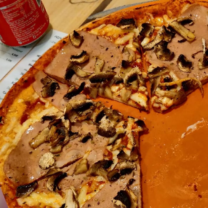 photo of Dolce Pizza y Los Veganos Pizza prosciutto e funghi shared by @bernat on  01 Nov 2021 - review