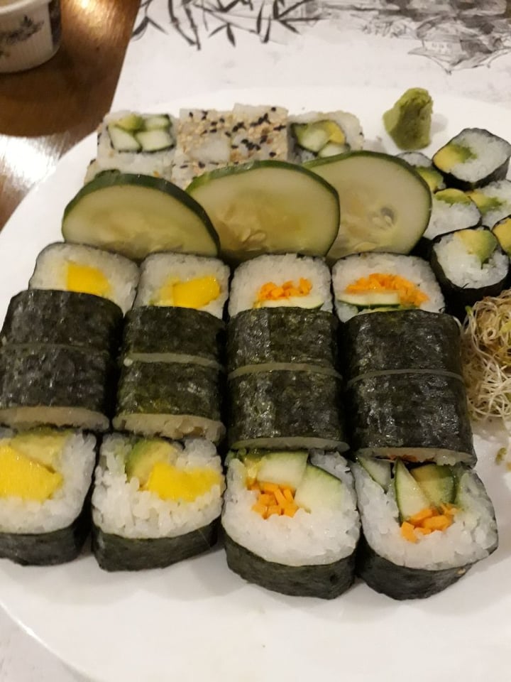 photo of Sushi Jardin Zen & Cocina del Mundo Sushi rolls (piezas variadas, algunas veganizadas) shared by @ramiro090 on  04 Jan 2020 - review