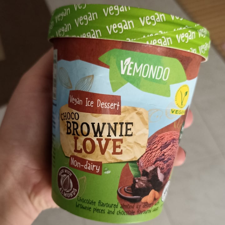 photo of Vemondo  Gelato Chocolate Brownies shared by @rivoltantispecista on  12 Aug 2022 - review