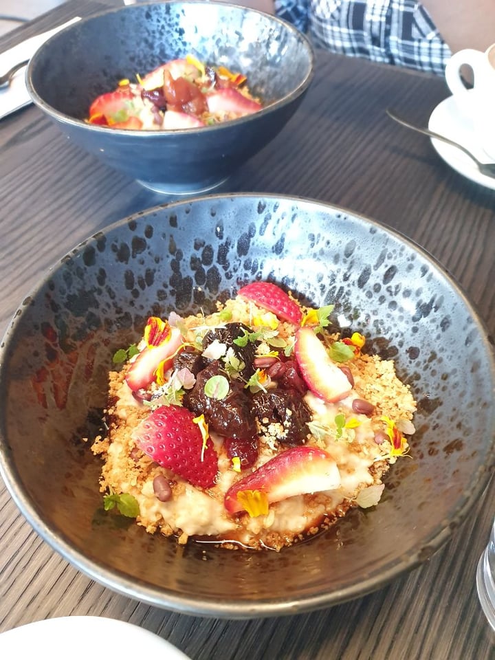 photo of Edition Coffee Roasters Organic Oats With Mulled Wine Fruit, Azuki And Oat Crumble shared by @fiore on  09 Aug 2019 - review