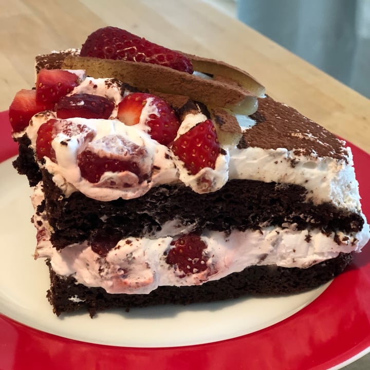 review photo of Velicious Cafe Erdbeer Marzipan Torte shared by @buckno on 03 May 2020 - review