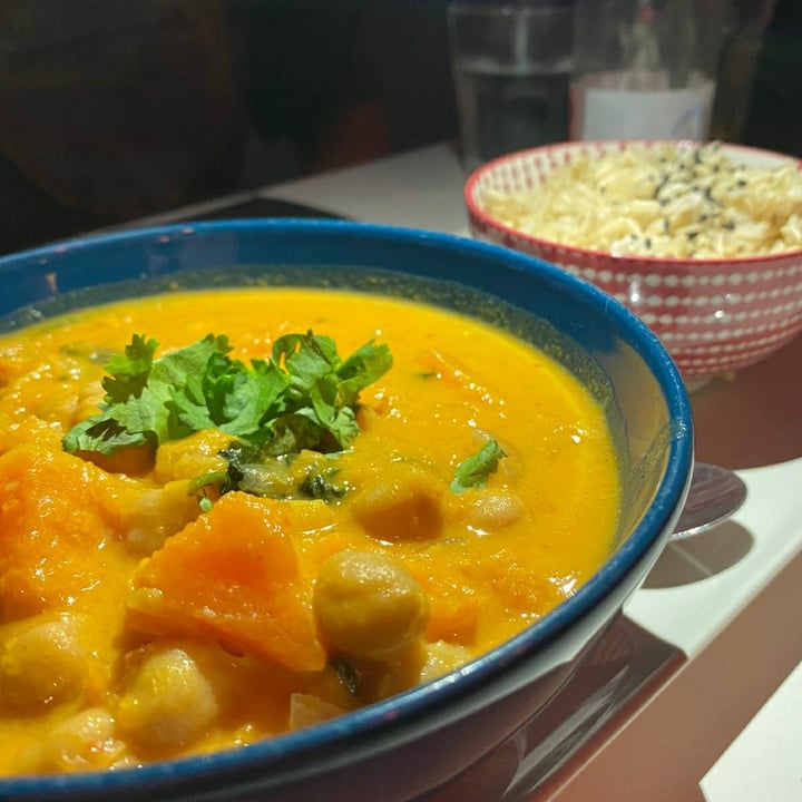 photo of Café Madrigal Garbanzos al curry rojo con arroz basmati shared by @jaimtt on  14 Sep 2020 - review