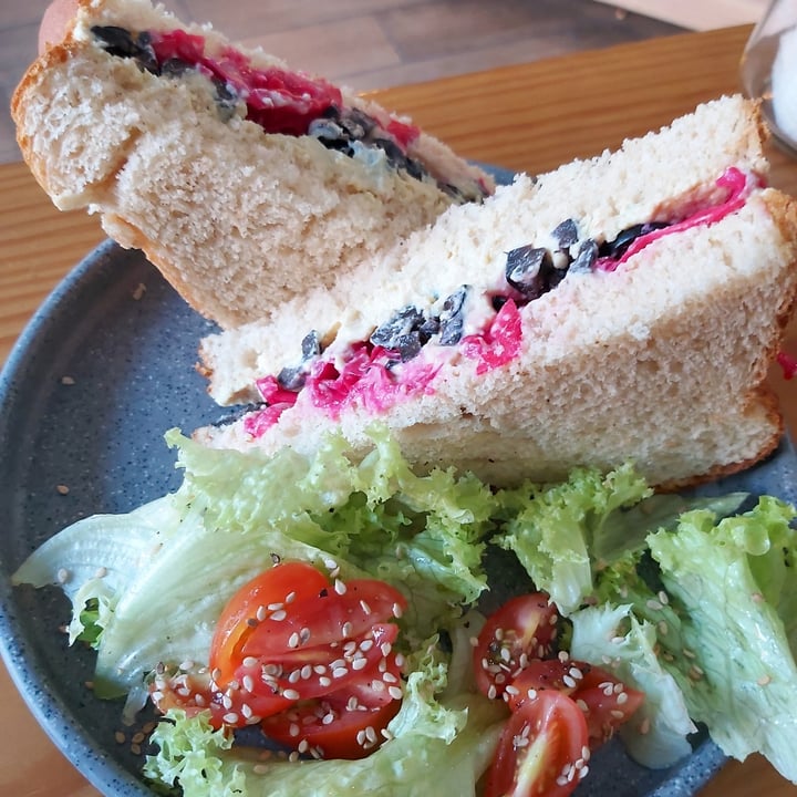 photo of Green & Yang Healthy Bakery Café Emparedado de ricotta vegano shared by @virigf on  03 Nov 2020 - review