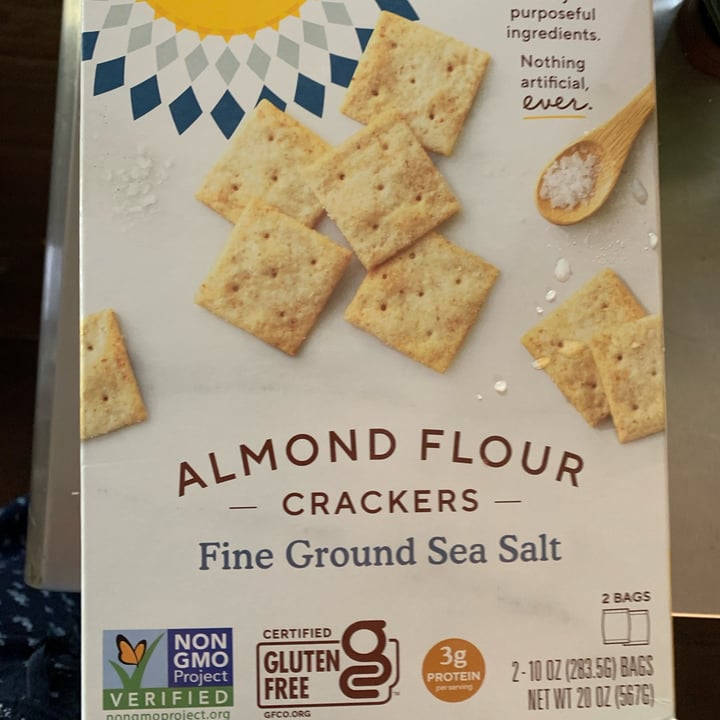 review photo of Simple Mills Almond flour crackers rosemary & sea salt shared by @ehansen on 23 Jan 2022 - review