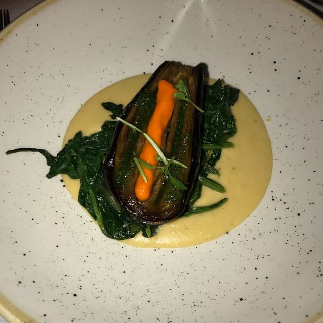 「Melanzana al forno, cremoso di lenticchie rosse all’alloro e bieta ripassata」の料理の写真