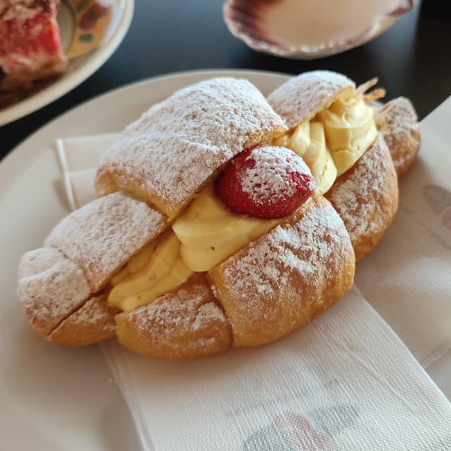 菜肴“Cornetto vegan alla crema chantilly e fragole”的照片