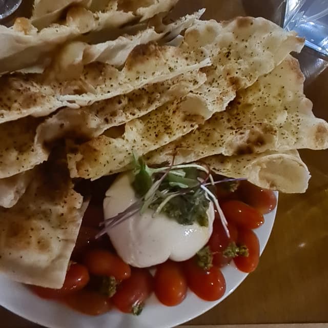 Photo of the dish “Burrata com tomate cereja e crostini de lemon pepper”