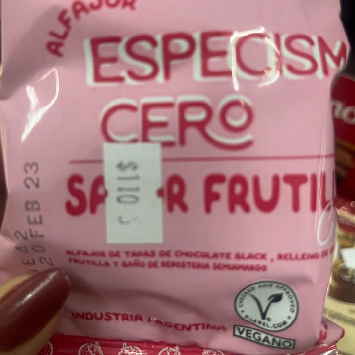 review photo of ESPECISMO alfajor relleno de pasta de maní con baño de reposteria negro shared by @carolinaminoli on 21 Nov 2022 - review