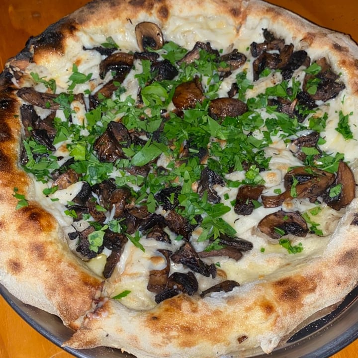 photo of Lado V Pizza de Hongos shared by @jazminorellanaok on  05 Jan 2022 - review