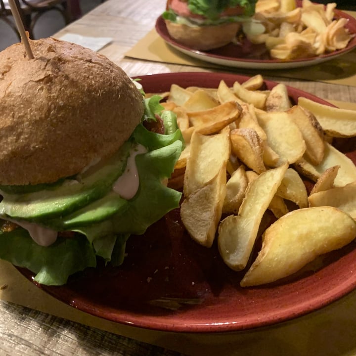 review photo of Helmut Bassano Hamburger Vegano shared by @beatrietzschee on 13 Apr 2022 - review