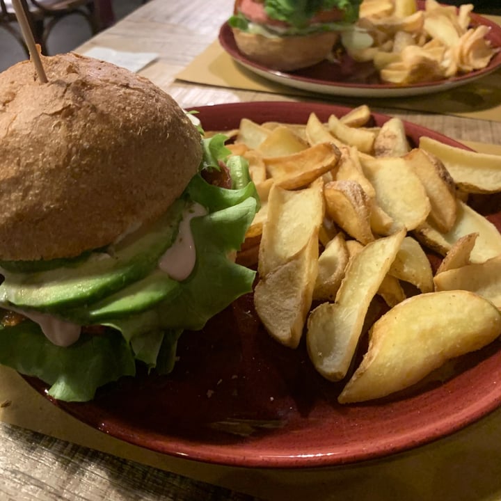 photo of Helmut Bassano Hamburger Vegano shared by @beatrietzschee on  13 Apr 2022 - review