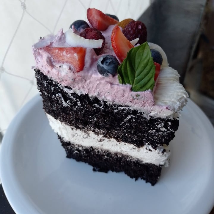 photo of Mönt take away Torta de chocolate , mousse de chocolate blanco  y frutos rojos shared by @noeliachavez10 on  10 Feb 2022 - review