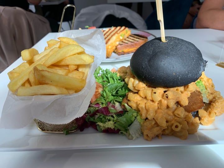 review photo of Naked Bakery Maple bacon mac n cheese burger on charcoal brioche shared by @lisajay on 11 Aug 2019 - review