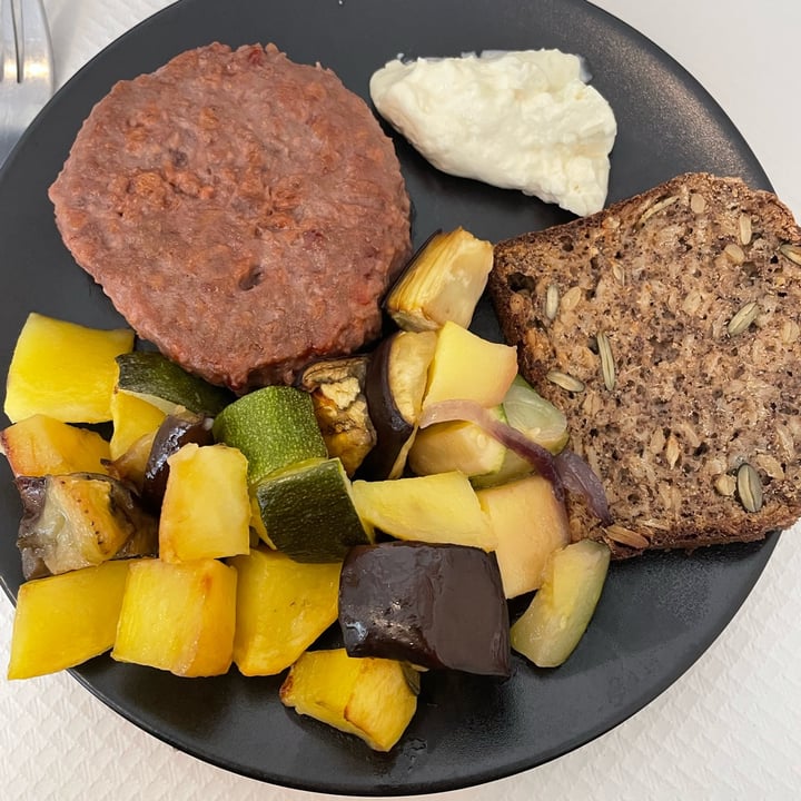 review photo of Risto Bar Profumo Di Sole Pescara Beyond Burger accompagnato da mayo veg e contorno di verdure e patate al forno shared by @alessiadibiase on 02 Apr 2022 - review