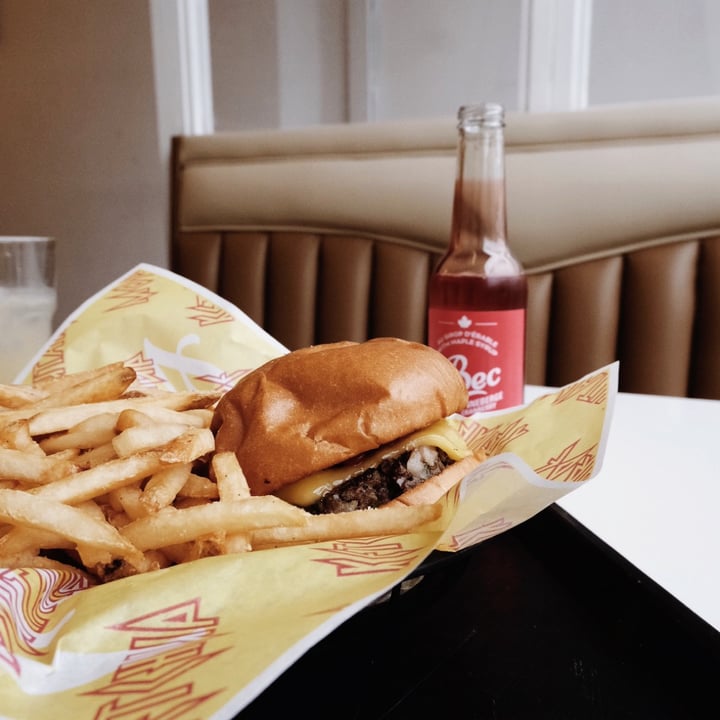 photo of Mimi & Jones Cheeseburger & frites shared by @chiharu on  25 Oct 2021 - review
