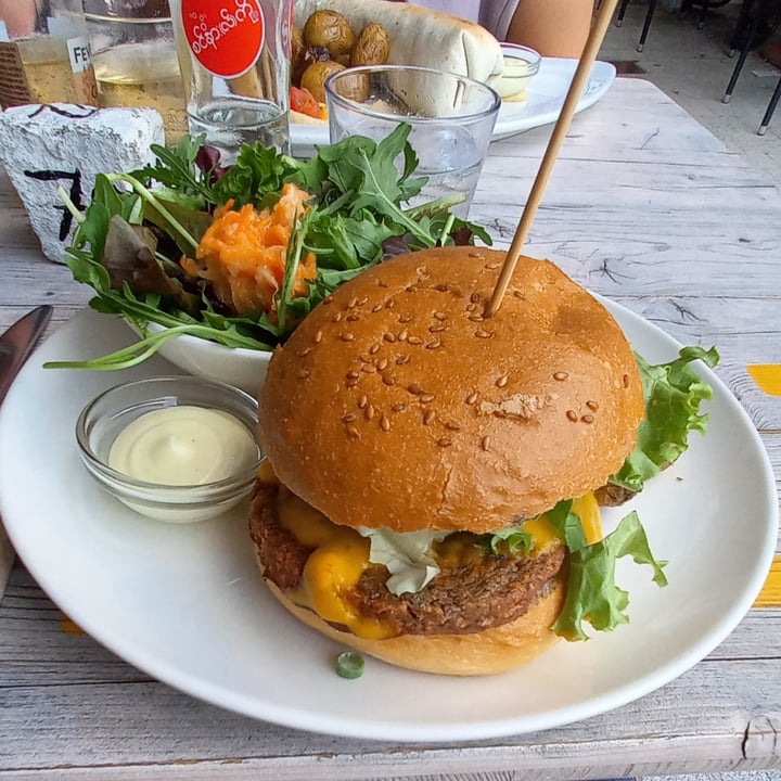 photo of Beet Vegan burger shared by @danycolo on  20 Aug 2022 - review