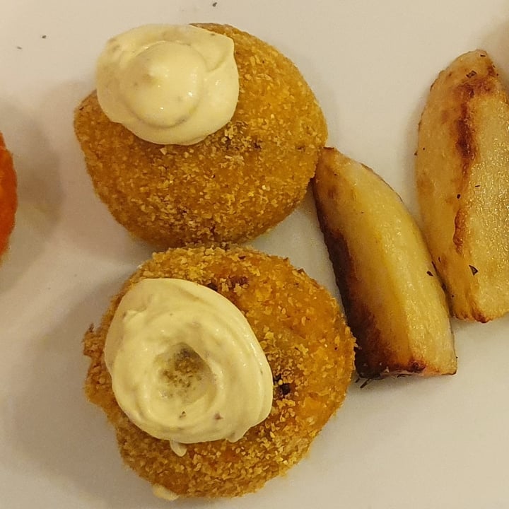 photo of La Raccolta Polpette Di Patate E Carote Con Mayo Vegan shared by @deborahspagnolo on  14 May 2022 - review