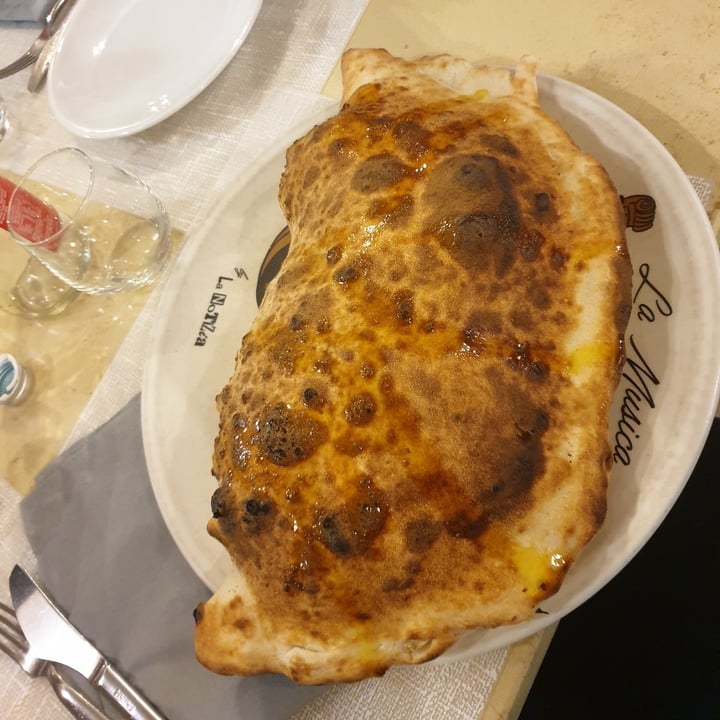 photo of Pizzaria La Notizia Ripieno con scarola shared by @melanyminichino99 on  20 Apr 2022 - review